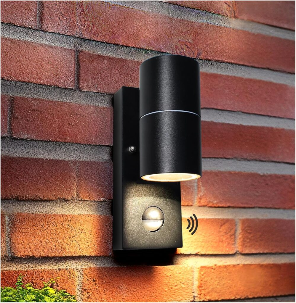 Ideas de iluminación exterior en jardín moderno
